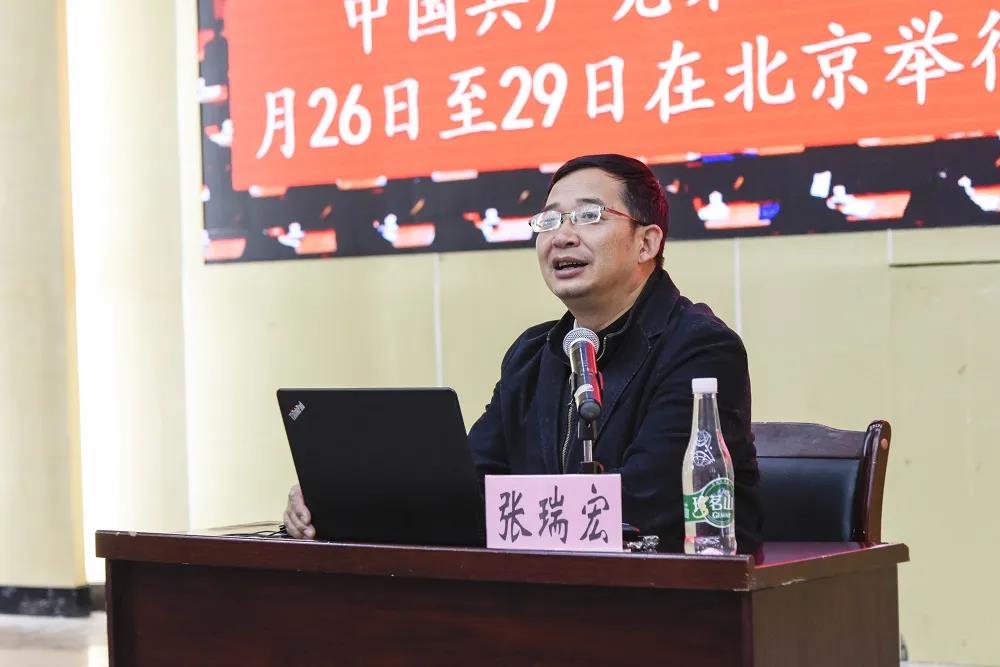 云南经济管理学院举行党的十九届五中全会精神宣讲会暨“万名党员进党校”集中培训2.jpg 云南经济管理学院举行党的十九届五中全会精神宣讲会暨“万名党员进党校”集中培训2.jpg