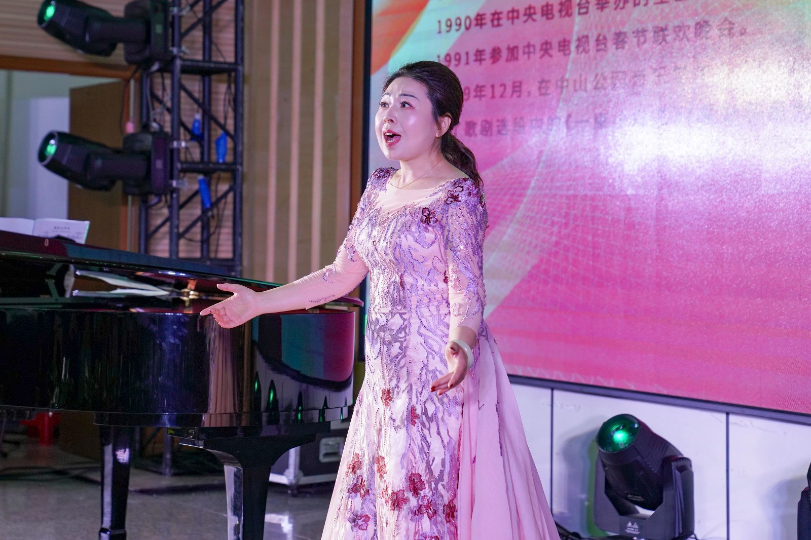 中国女高音歌唱家万山红老师莅临学校交流授课 第 5 张