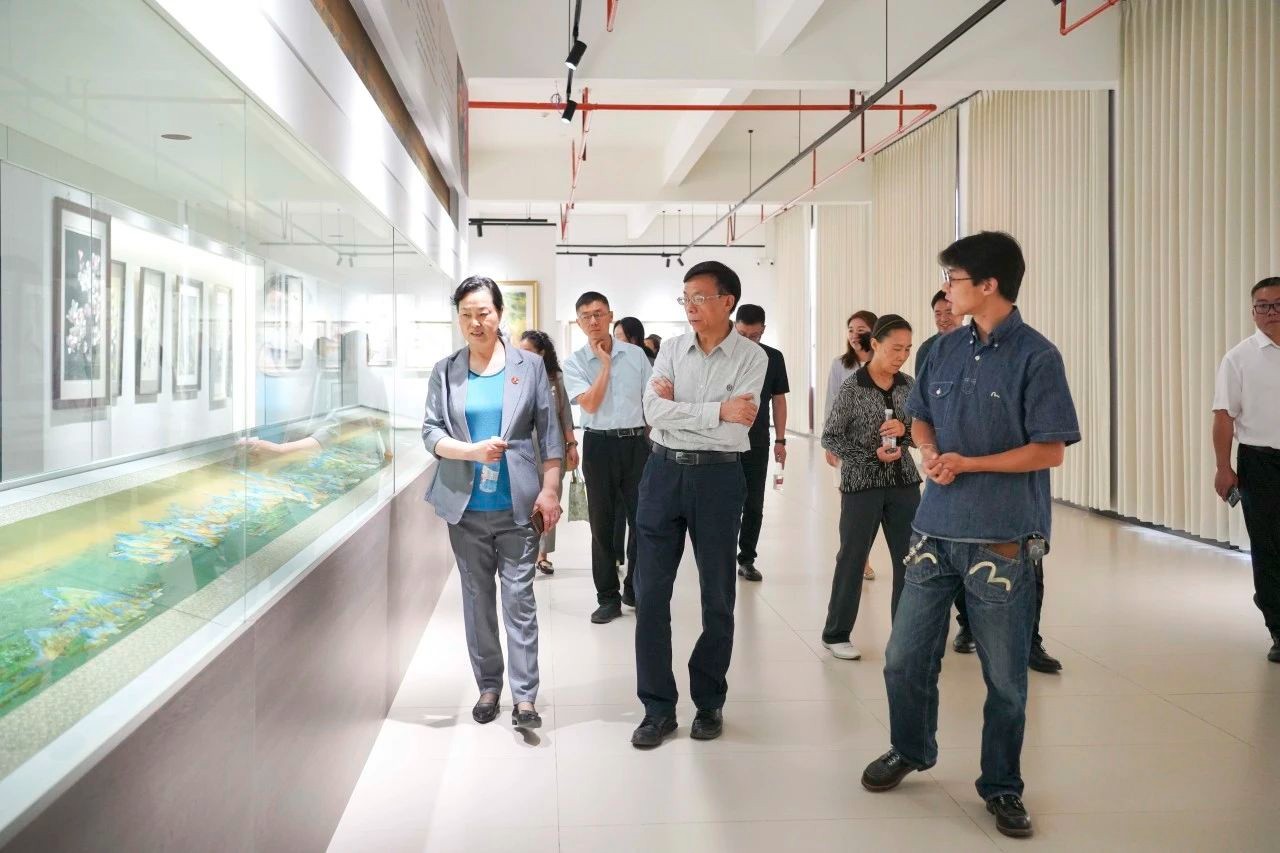 省政协教科卫体委员会到云南经济管理学院调研 第 3 张 省政协教科卫体委员会到云南经济管理学院调研 第 3 张