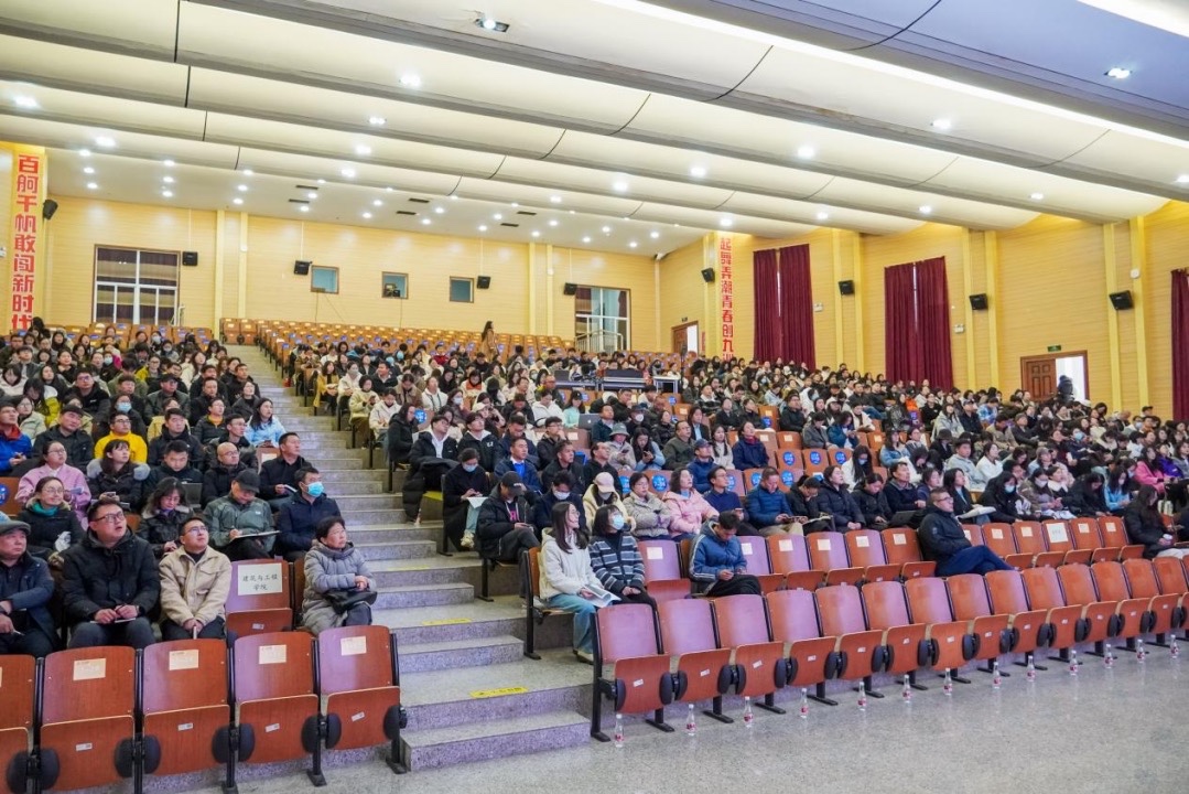 助力教育数字化转型！云经管举办“DeepSeek大模型技术简介与创新应用”专题讲座 第 2 张