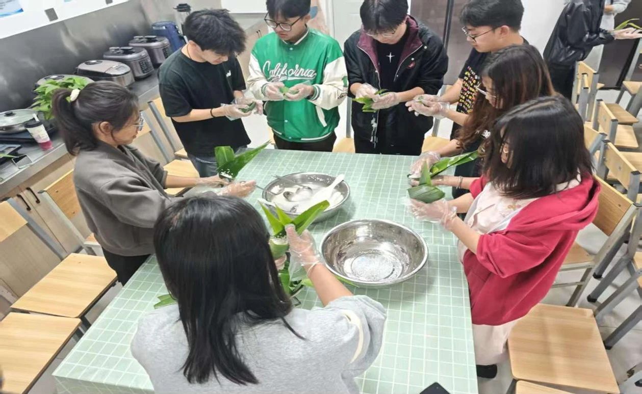一站式学生社区 | 智慧社区开展“粽香端午,情系传统”端午节主题活动 第 7 张 一站式学生社区 | 智慧社区开展“粽香端午,情系传统”端午节主题活动 第 7 张
