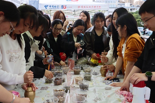 “三载药香缝迷趣,千丝百草裹安康” ——传统佳节与中医药文化交相辉映,医学院第三届中医药文化节圆满落幕 第 6 张 “三载药香缝迷趣,千丝百草裹安康” ——传统佳节与中医药文化交相辉映,医学院第三届中医药文化节圆满落幕 第 6 张