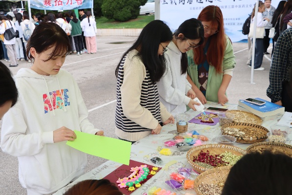 “三载药香缝迷趣,千丝百草裹安康” ——传统佳节与中医药文化交相辉映,医学院第三届中医药文化节圆满落幕 第 15 张 “三载药香缝迷趣,千丝百草裹安康” ——传统佳节与中医药文化交相辉映,医学院第三届中医药文化节圆满落幕 第 15 张