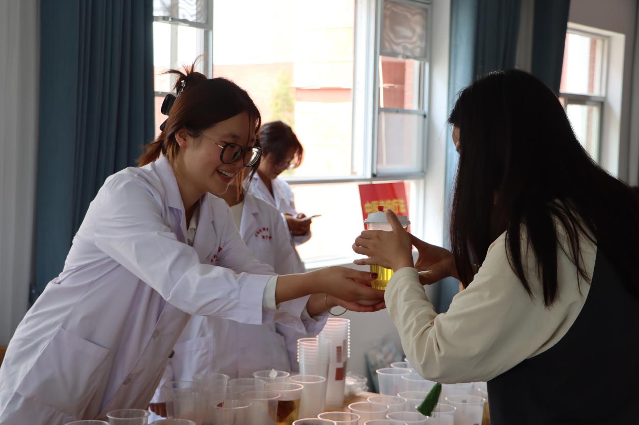 支部行动暖金秋 健康献礼教师节——云南经济管理学院医学院开展教师节党员义诊服务活动 第 6 张