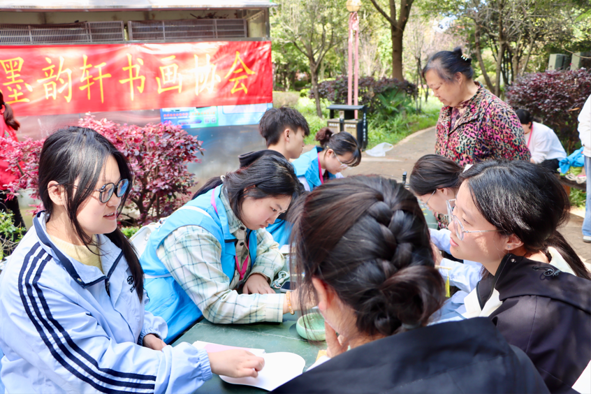 27.png 银发添雅韵·重阳习艺行|云南经济管理学院医学院墨韵轩书画协会走进宁湖社区开展公益活动 第 7 张