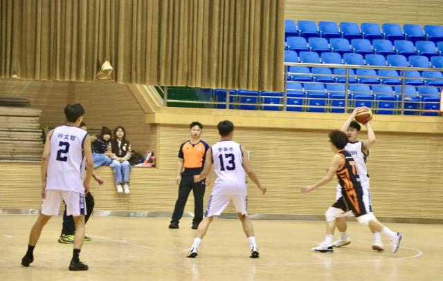 热血逐光,“篮”不住的青春!医学院篮球赛总决赛燃动校园 第 8 张 热血逐光,“篮”不住的青春!医学院篮球赛总决赛燃动校园 第 8 张