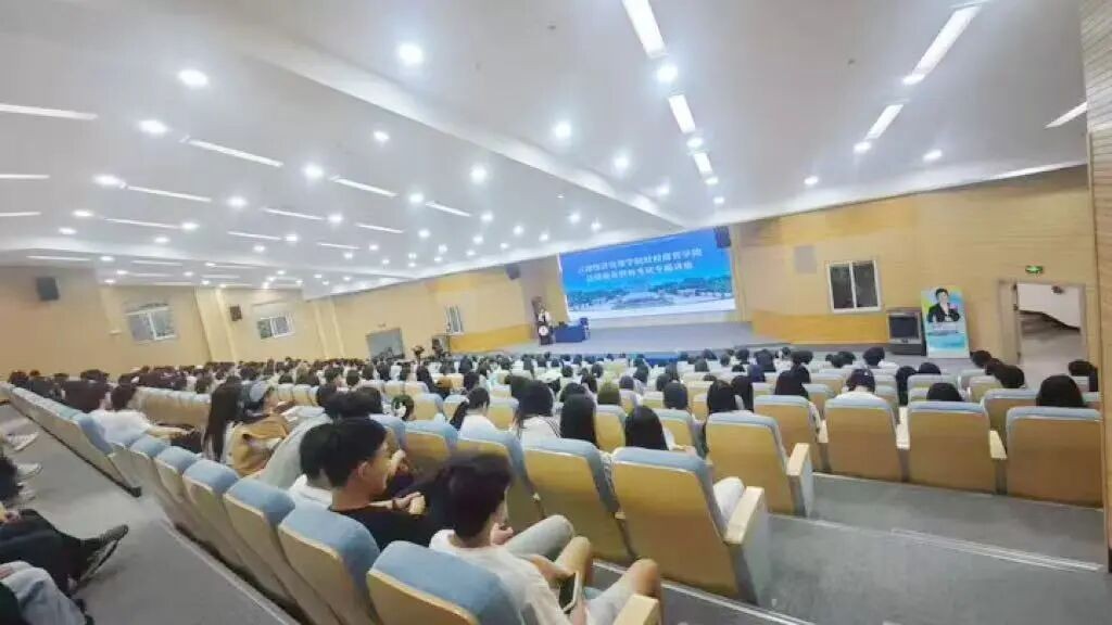 法考界“三国女皇”杨帆老师,来校开讲! 第 3 张 法考界“三国女皇”杨帆老师,来校开讲! 第 3 张