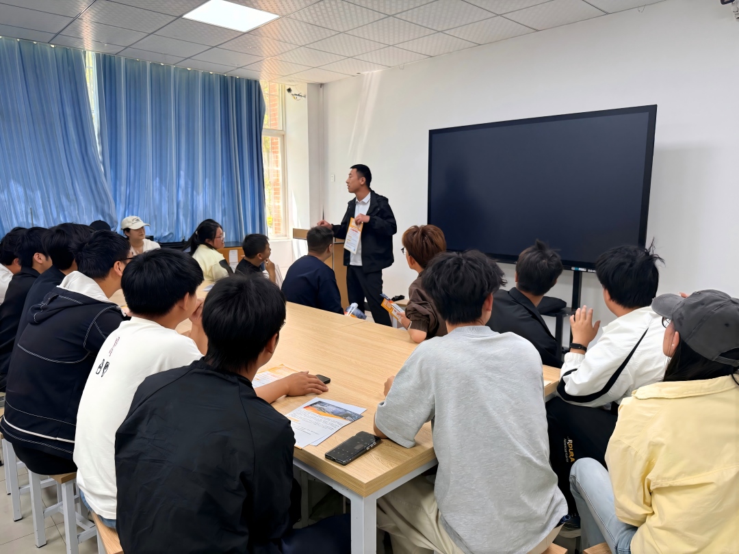 图三 企业宣讲二.jpg 图三 企业宣讲二.jpg