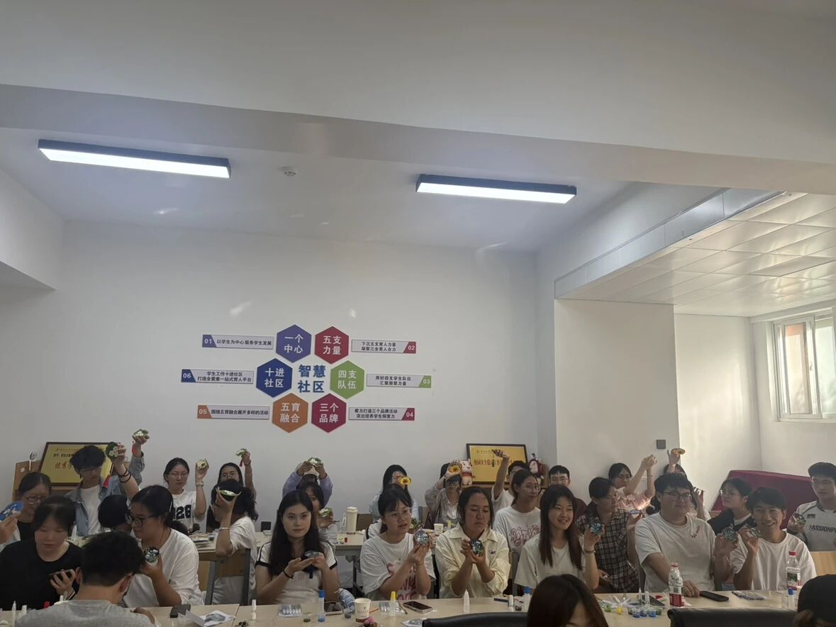 一站式学生社区 | 匠心润社区,珐琅添雅韵 智慧社区开展非遗掐丝珐琅体验课 第 6 张 一站式学生社区 | 匠心润社区,珐琅添雅韵 智慧社区开展非遗掐丝珐琅体验课 第 6 张