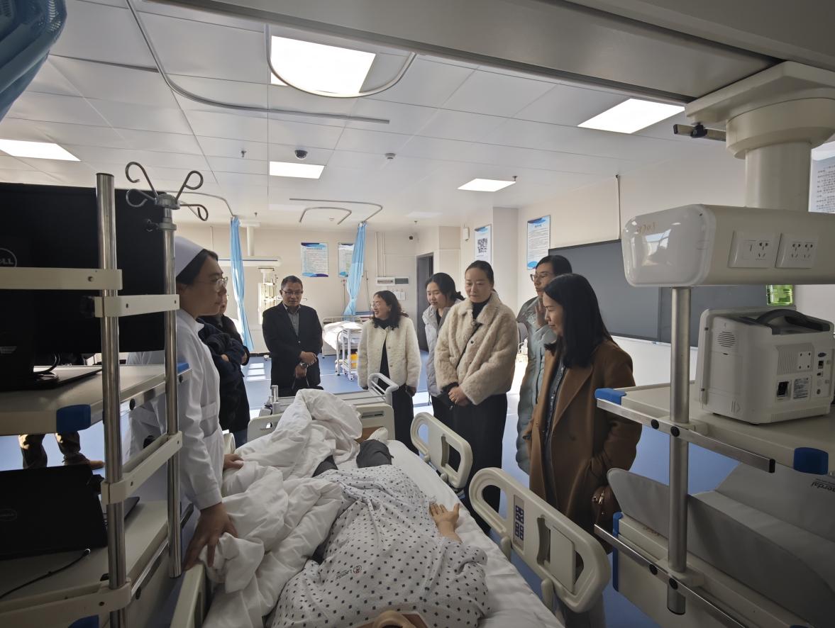 深化医教协同 共育护理英才 ——云南经济管理学院与禄丰市人民医院召开 医教协同教学班座谈会 第 4 张 深化医教协同 共育护理英才 ——云南经济管理学院与禄丰市人民医院召开 医教协同教学班座谈会 第 4 张