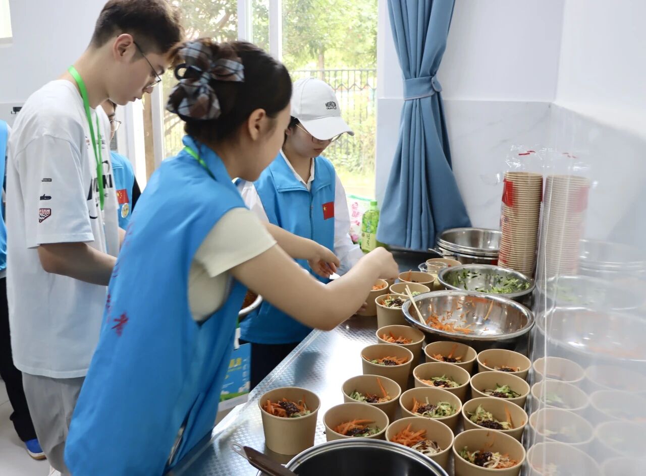 烟火启医路,温情赴新程—云经管医学院将以爱育人融进了迎新的温暖里 第 2 张 烟火启医路,温情赴新程—云经管医学院将以爱育人融进了迎新的温暖里 第 2 张