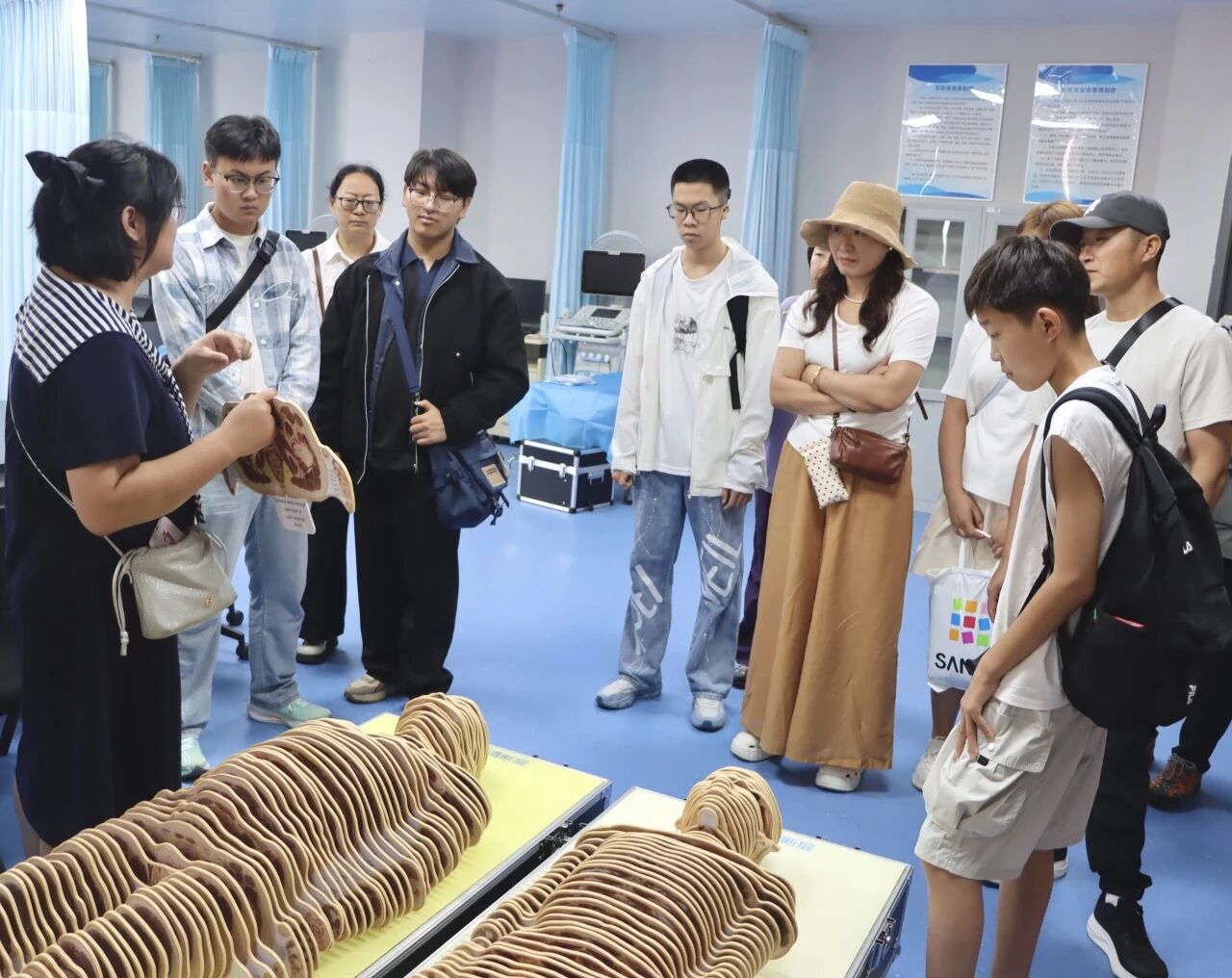 烟火启医路,温情赴新程—云经管医学院将以爱育人融进了迎新的温暖里 第 16 张 烟火启医路,温情赴新程—云经管医学院将以爱育人融进了迎新的温暖里 第 16 张