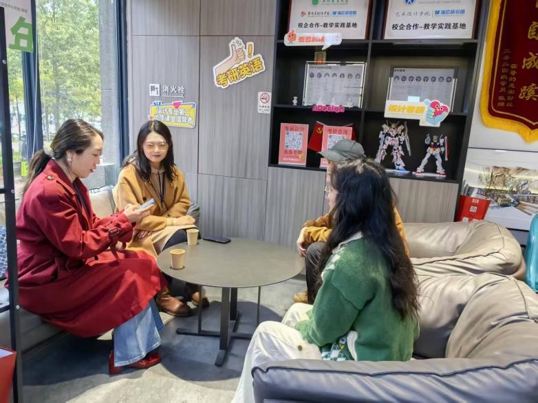 与毕业生交流.jpg 与毕业生交流.jpg